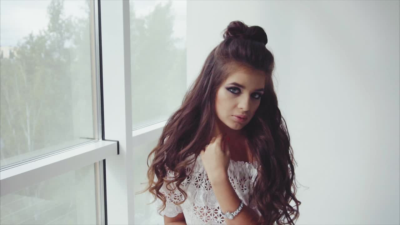 mujer elegante junto a la ventana