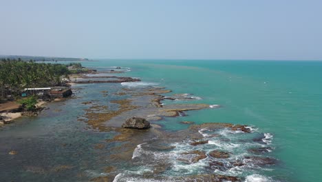 paisaje costero con agua turquesa y rocas