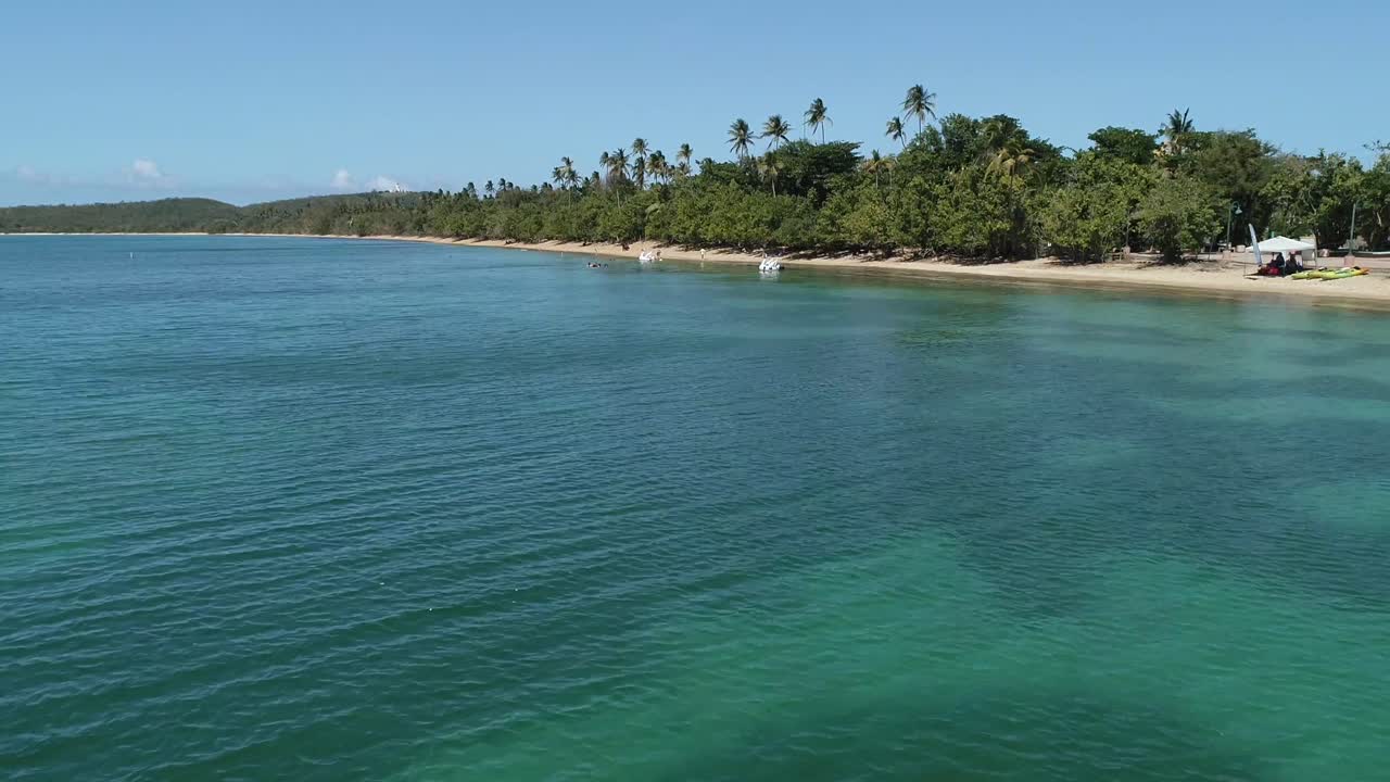 Drone sobrevoando a Praia Seven Seas em Fajardo, Porto Rico