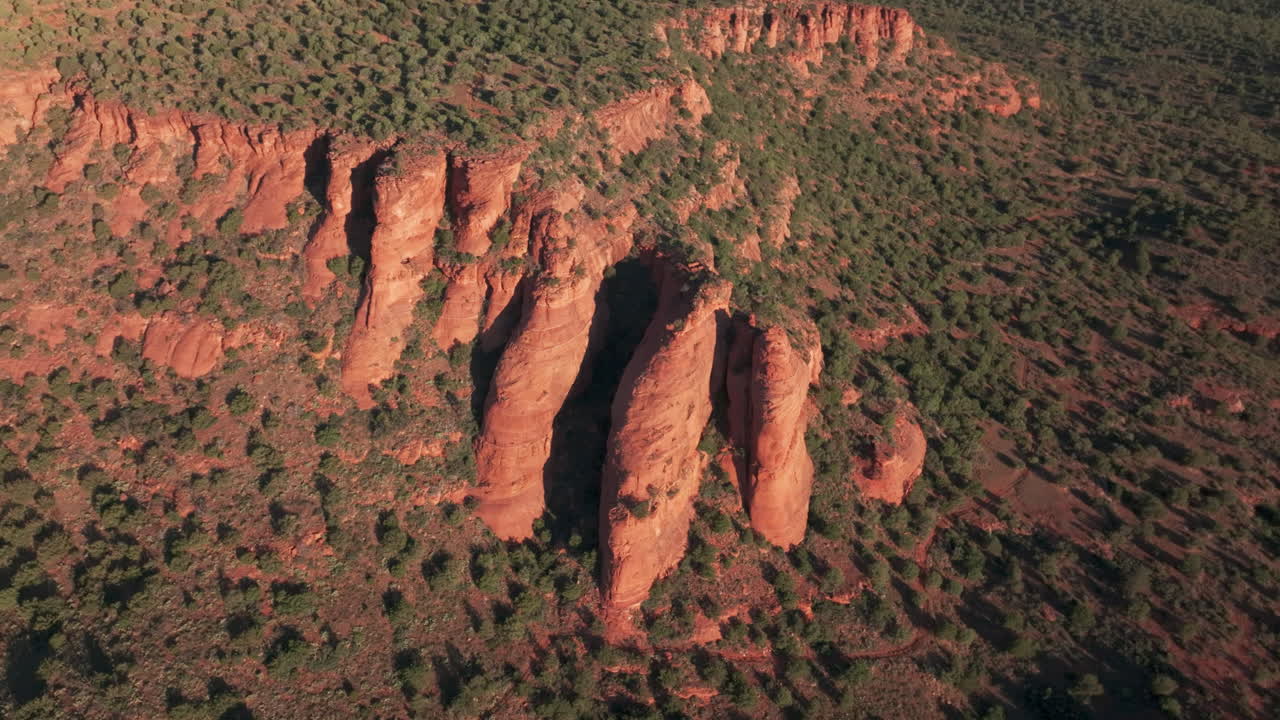 la cámara comienza en la formación de roca roja, luego se retira y se inclina hacia arriba para revelar el paisaje del desierto de sedona con formaciones de piedra roja