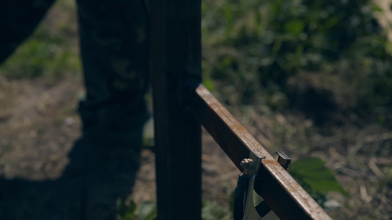 근접 보기 빌더 용접 금속 울타리 판자 다른 측면