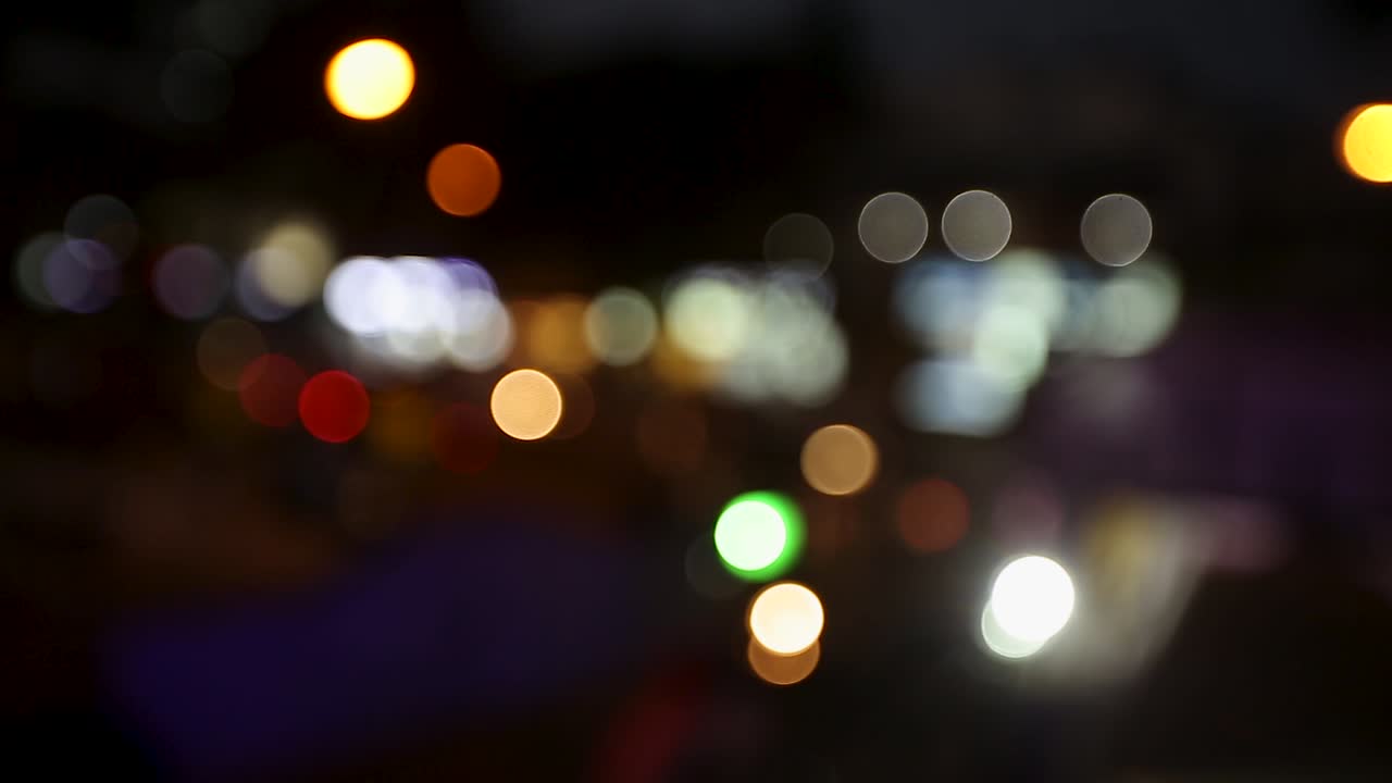 los semáforos de la ciudad y el tráfico con efecto bokeh