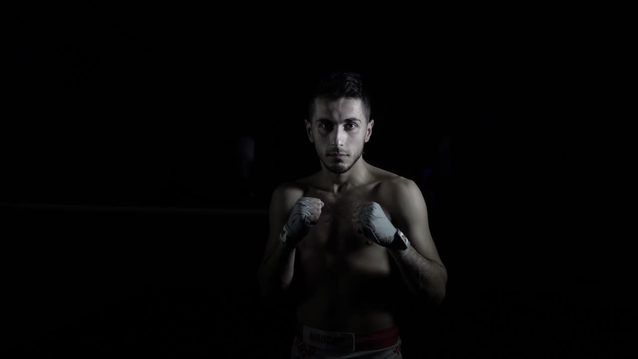 남자는 싸움 전에 붕대 주먹으로 바람을