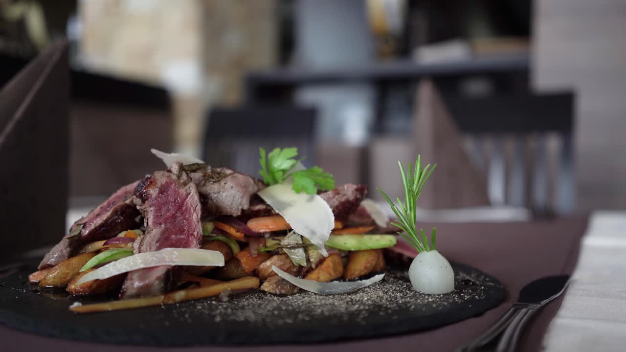 검은 접시에 로스트 비프를 제공