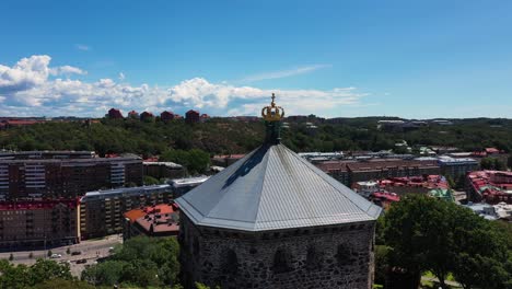 Vista-Aérea-De-La-Fortaleza-De-Skansen-Kronan-En-Gotemburgo,-Suecia---Drone-Ascendiendo