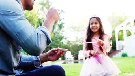 Padre-E-Hija-Teniendo-Fiesta-De-Té-De-Juguete