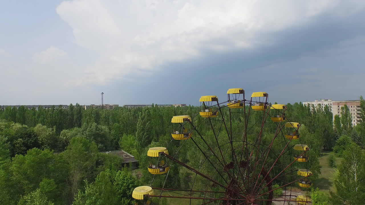 Ukrayna, Çernobil'de terk edilmiş bir dönme dolabın havadan görünümü; geçmiş bir dönemin kalıntısı.