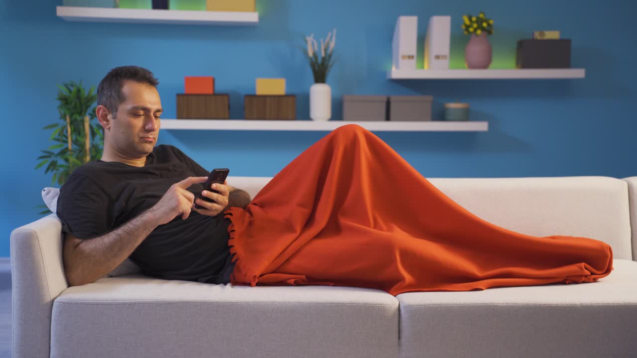 hombre mirando el teléfono en estado de ánimo deprimido.