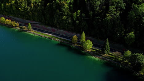 Una-Carretera-De-Dos-Carriles-A-Lo-Largo-De-Las-Orillas-Del-Lago-Attersee,-Austria---Revelación-Aérea