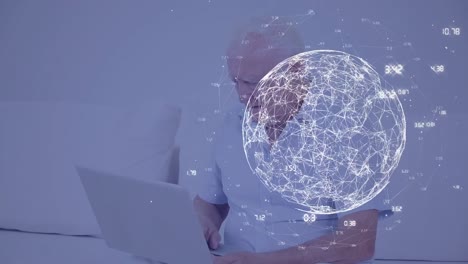 animación de procesamiento de datos y globo sobre hombre caucásico de alto nivel usando computadora portátil