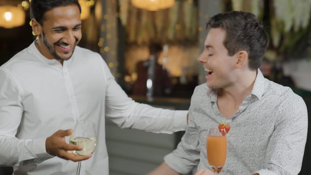 tiro de seguimiento del hombre acercándose a otro hombre en el bar