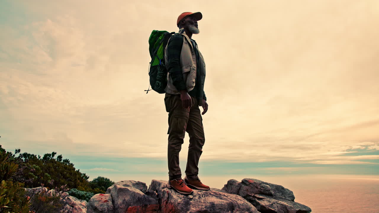 un excursionista en la cima de una montaña