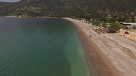 Eine-Luftaufnahme-Eines-Strandes-Im-Blauen-Meer-In-Griechenland