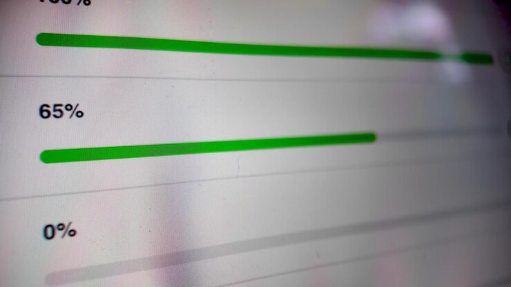 Digital filupload eller -download med en grøn statuslinje, der viser den stigende procentdel.