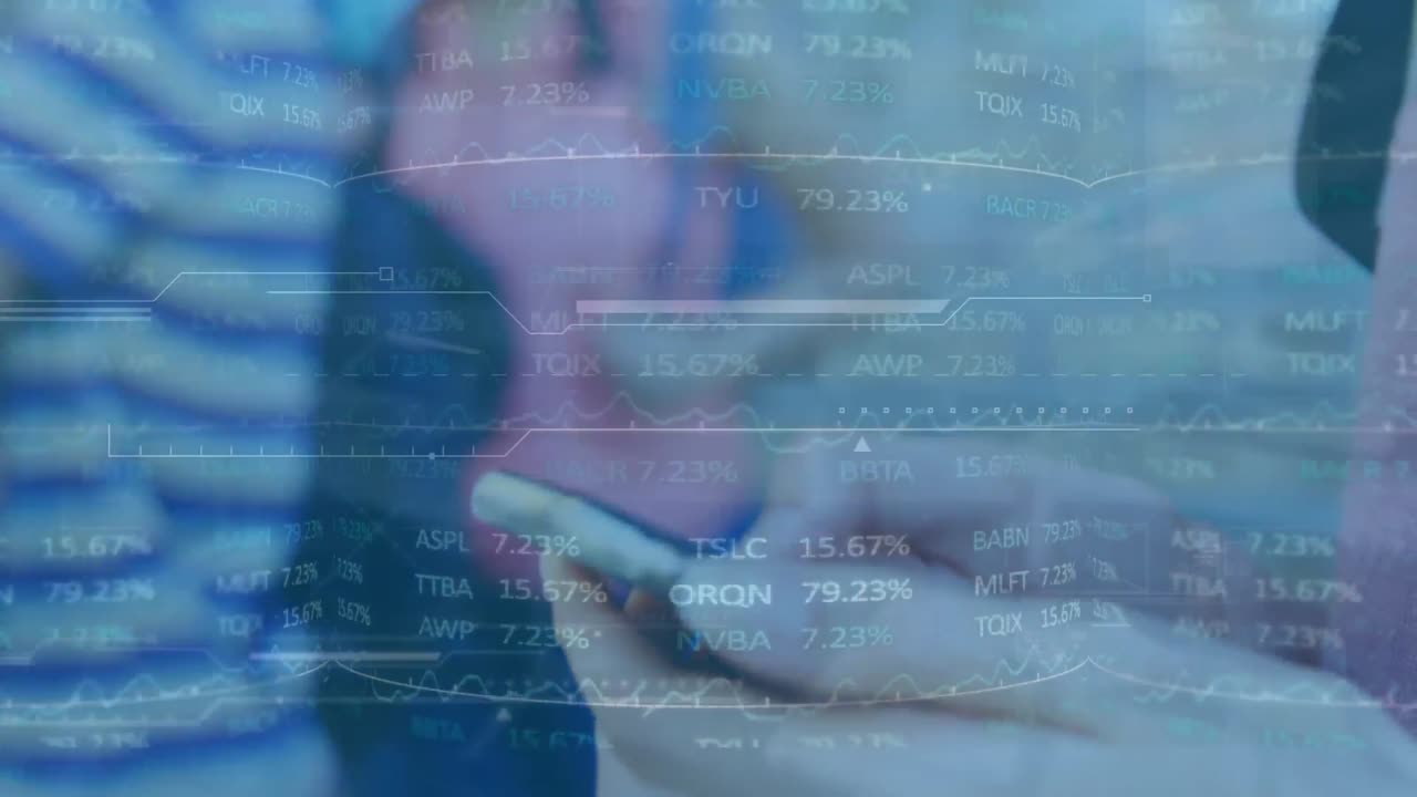 animación del procesamiento de datos sobre una mujer caucásica que usa un teléfono inteligente