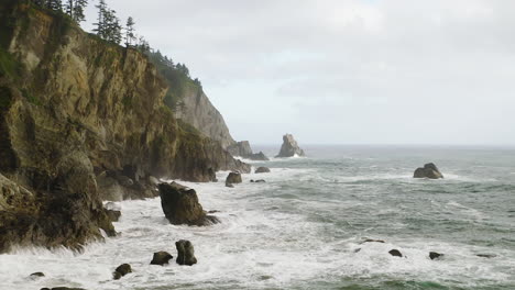 Olas-Del-Océano-Pacífico-Rompiendo-Contra-Rocas,-Acantilados-En-La-Costa-De-Oregon,-A-Través-De-La-Niebla