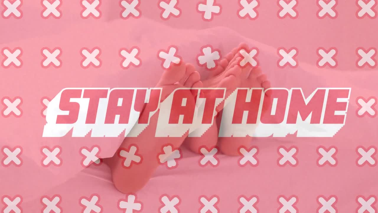 단어의 애니메이션 십자가와 함께 집에 머무르며 백인 커플 발을 이동