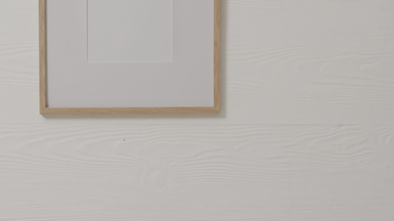 ⁇ 색 배경 과  ⁇ 색 벽 을 가진 복사 공간 을 가진 나무 프레임