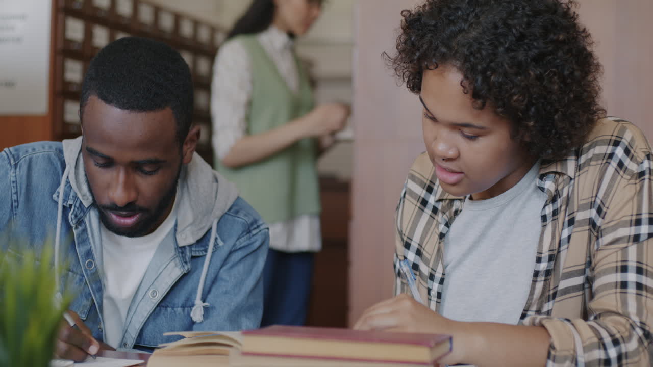 estudiantes que estudian en una biblioteca