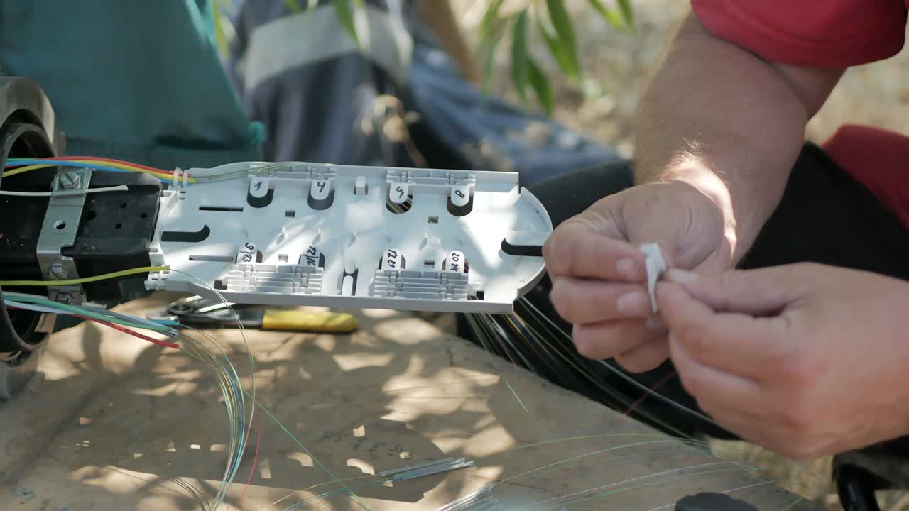 los técnicos están instalando fibra óptica con lazos de cable.
