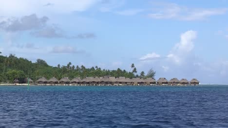 Bungalows-Sobre-El-Agua-En-Bora-Bora,-Polinesia-Francesa