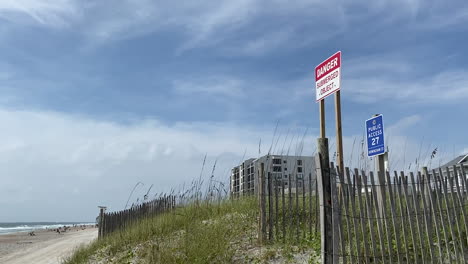 Señales-De-Advertencia-En-Las-Dunas-De-La-Costa-En-La-Ciudad-De-Playa-De-Wrightsville-En-Carolina-Del-Norte