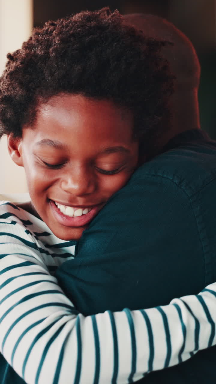Bambino felice che abbraccia con affetto il padre