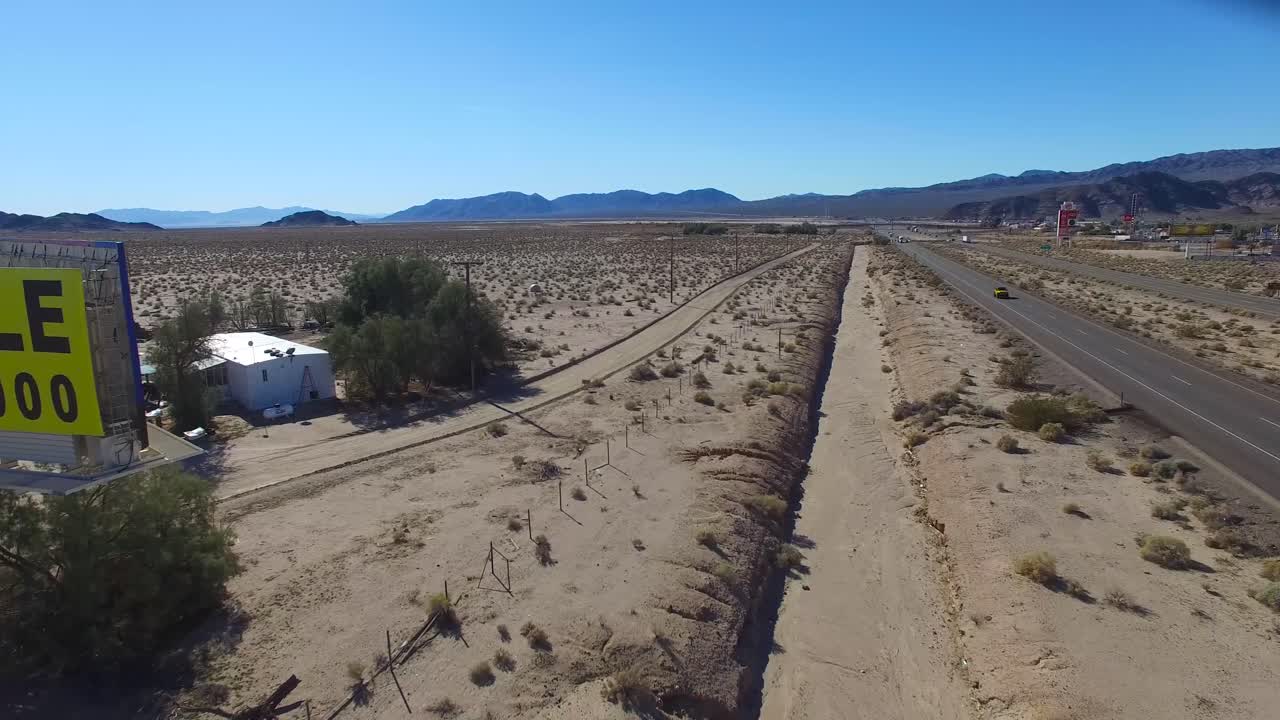 광고판은 사막에 있는 넓은 땅을 판매하고 개발할 준비가 되었음을 광고합니다.