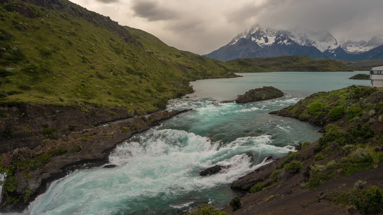 Time lapse hyperlapse del fiume glaciale nel Parco nazionale Torres Del Paine, cascata Salto Chico, Cile