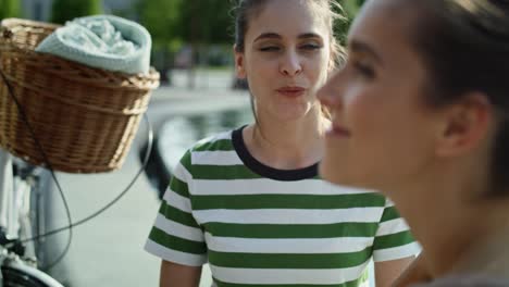 Handheld-Video-Von-Zwei-Frauen,-Die-Sich-Am-Brunnen-Unterhalten