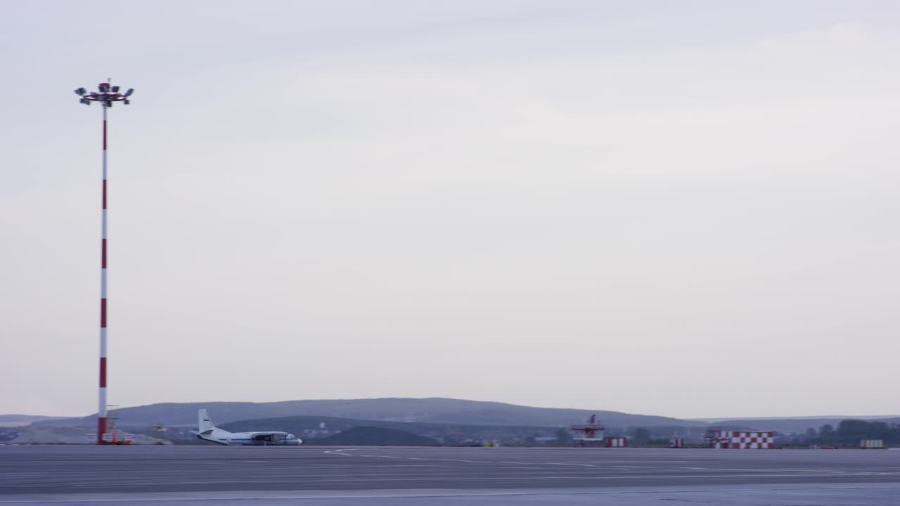 공항 활주로 에 있는 작은 비행기
