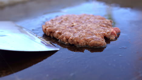 Der-Küchenchef-Kocht-Das-Burger-Rindfleisch-Auf-Dem-Grill