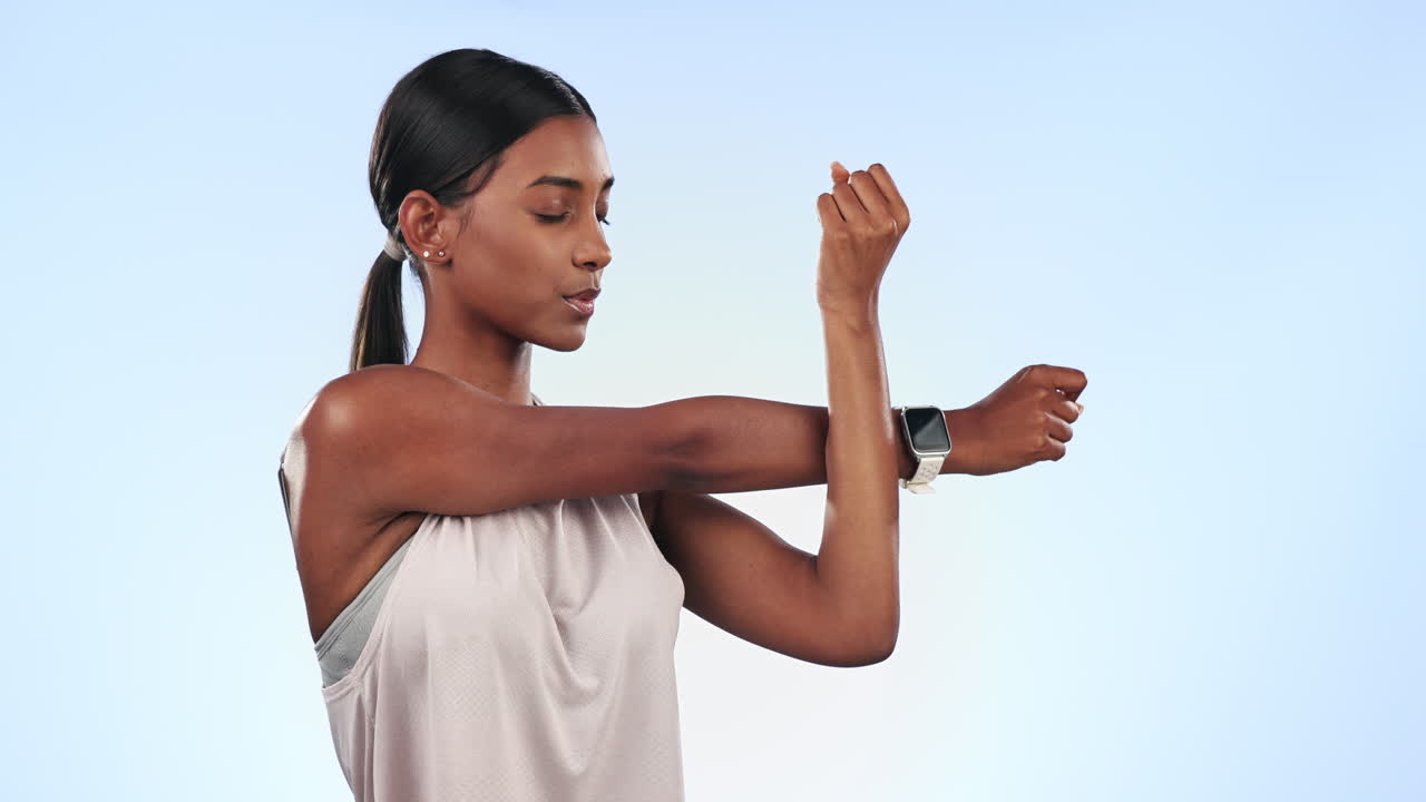 Alongando os braços, fitness e mulher indiana