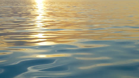 Agua-Ondulada-Con-Reflejo-Del-Atardecer