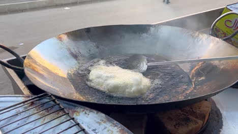 Vendedor-Ambulante-De-Desayuno-Paquistaní,-La-Persona-Está-Haciendo-Freír-En-Un-Gran-Puré-En-Un-Gran-Karahi---Comida-Desi