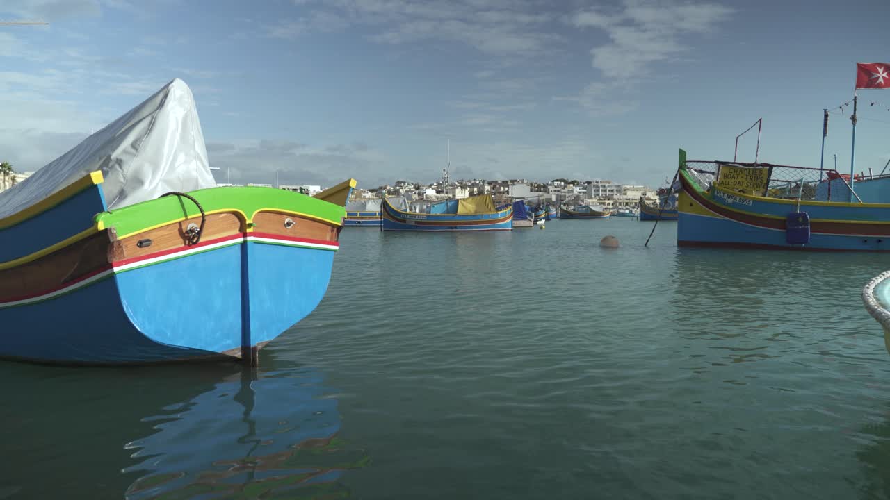 Barche da pesca tradizionali nel porto del villaggio di pescatori di Marsaxlokk sull'isola di Malta.