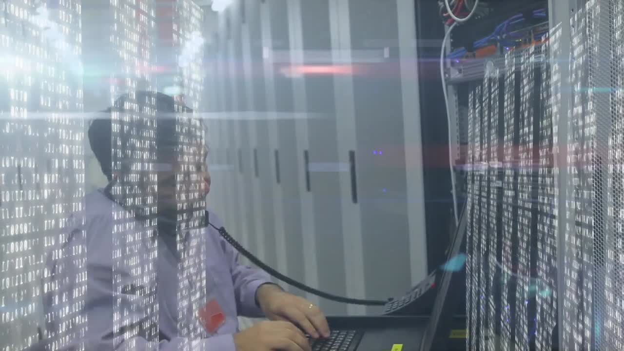 animación de datos con el hombre en el teléfono en el fondo