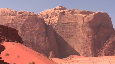 Los-Excursionistas-Exploran-Las-Vastas-Arenas-Del-Desierto-De-Wadi-Rum-Jordania