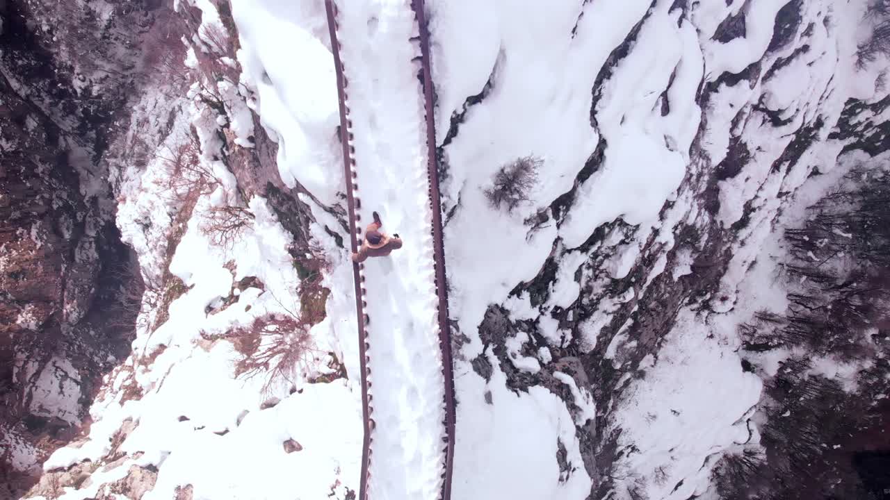 터키 kastamonu의 계곡을 통해 공중 드론으로 위에서 공중을 따라