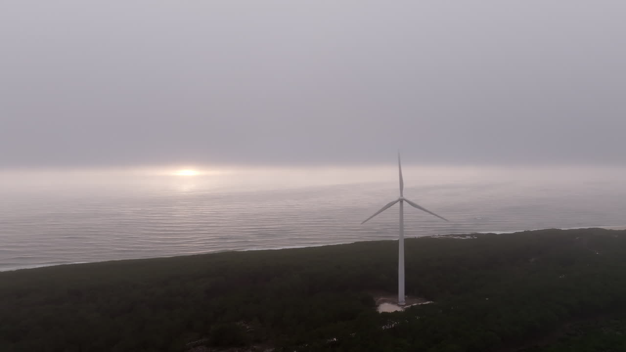 해가 뜨고 해가 지는 해안 풍력 발전소