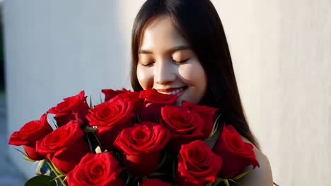 은 장미 새를 맡는 여자