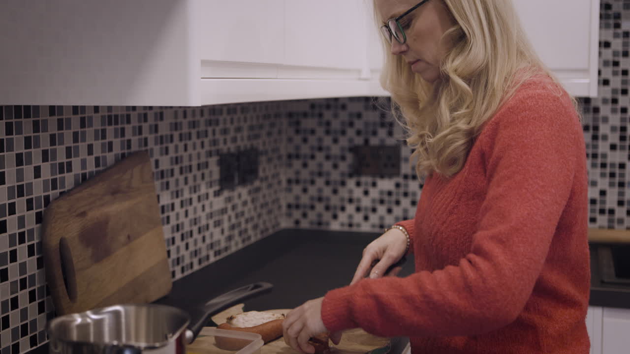 женщина готовит еду на кухне