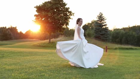 Braut-Dreht-Sich-Bei-Sonnenuntergang-Bei-Einer-Sommerhochzeit-In-Ihrem-Hochzeitskleid