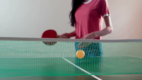 mujer jugando al tenis de mesa en casa