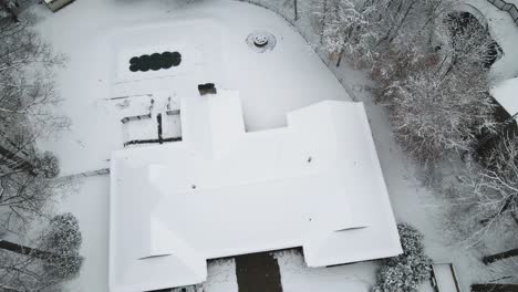 una casa suburbana y un jardín mezclados con una espesa capa de nieve