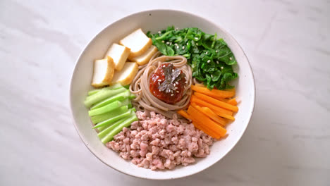 한국 매운 냉면 - 비빔 막국수 또는 비빔 국수 - 한국 음식 스타일