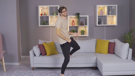 Un-Joven-Feliz-Bailando-Con-Ropa-Acogedora-En-Casa.