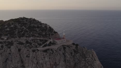 Órbita-Del-Faro-En-La-Isla-De-Dragonera-Mallorca-Durante-Puesta-Del-Sol,-Antena