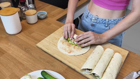 mujer haciendo envolturas en la cocina