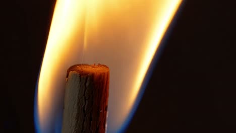primer plano de una vela encendida